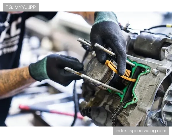 特写镜头：机械师在决赛前最后一刻，为车手紧急更换因撞击变形的后轮